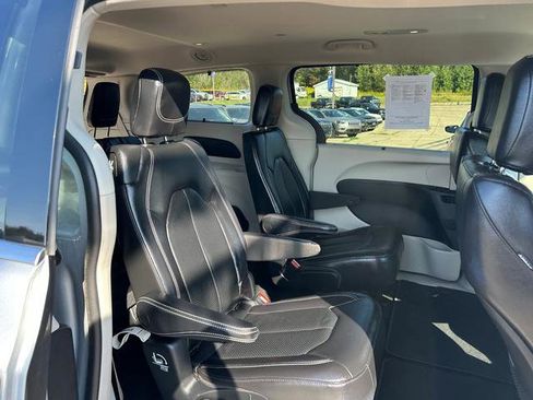 Certified 2022 Chrysler Pacifica Touring-L image 21