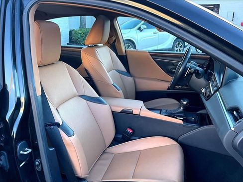 Used 2024 Lexus ES 300h w/ Premium Package image 9