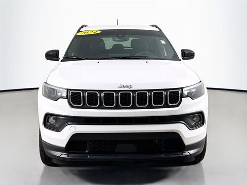 Used 2024 Jeep Compass Latitude image 2