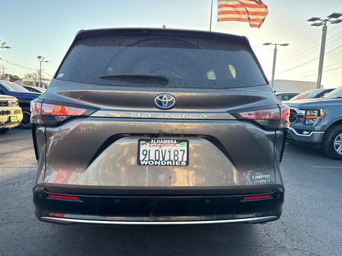 Used 2024 Toyota Sienna Limited FWD image 5