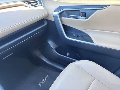 Used 2021 Toyota RAV4 XLE Premium image 33