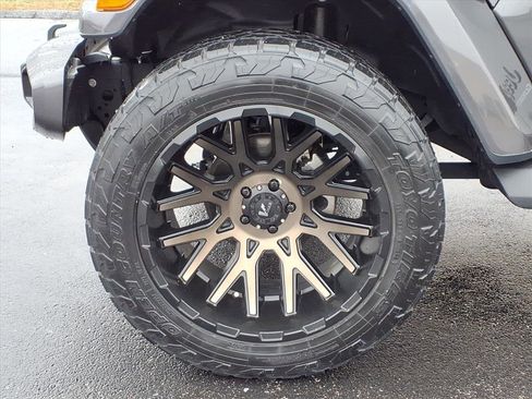 Used 2021 Jeep Gladiator Overland image 30