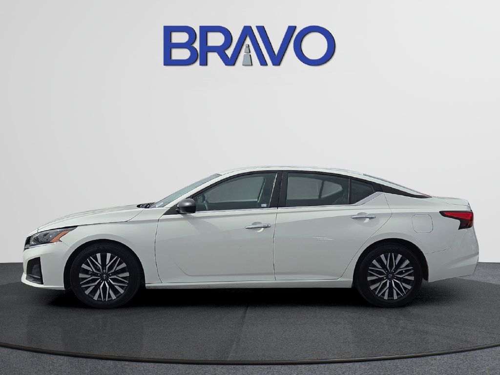 Used 2025 Nissan Altima 2.5 SV FWD image 2