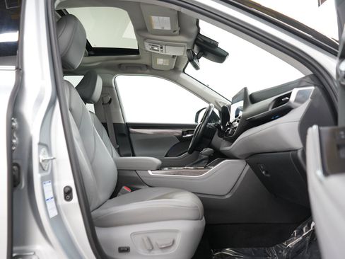 Used 2021 Toyota Highlander Limited AWD/4WD image 11