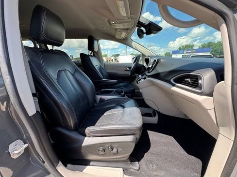 Used 2022 Chrysler Pacifica Touring-L w/ Uconnect Theater Family Group FWD image 12