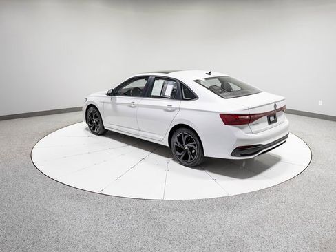 Used 2025 Volkswagen Jetta SE w/ Black Wheel Package image 29