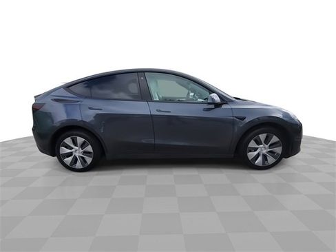 Used 2023 Tesla Model Y Long Range image 9