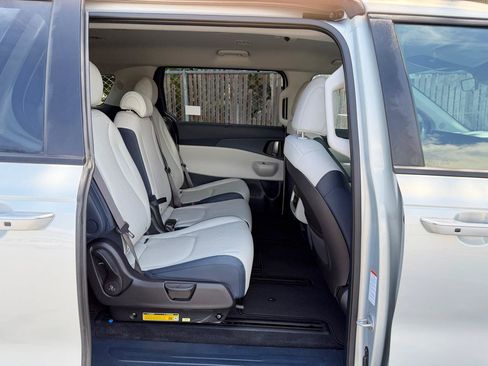 Used 2025 Kia Carnival EX FWD image 23