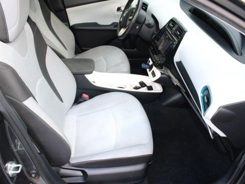 Used 2016 Toyota Prius Three image 11