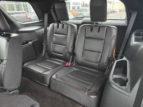 Used 2018 Ford Explorer XLT w/ Equipment Group 202A AWD/4WD image 17