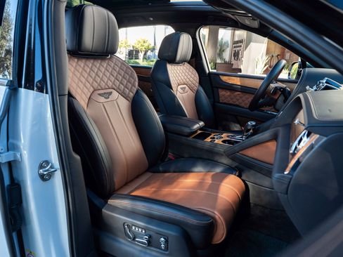 Used 2023 Bentley Bentayga image 60