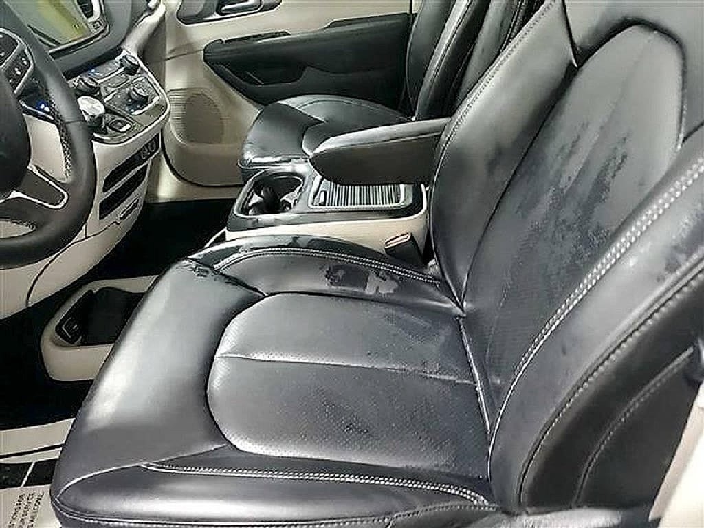 Used 2023 Chrysler Pacifica Touring-L FWD image 3