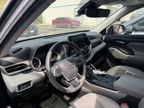 Used 2022 Toyota Highlander XLE image 8