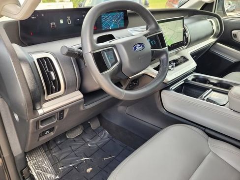 Used 2025 Ford Expedition Active RWD image 16