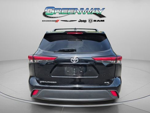 Used 2020 Toyota Highlander XLE FWD image 2