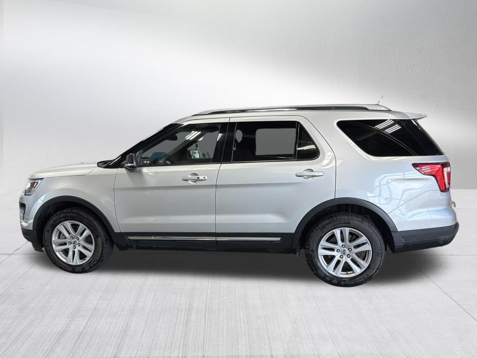 Used 2019 Ford Explorer XLT w/ Equipment Group 202A AWD/4WD image 4