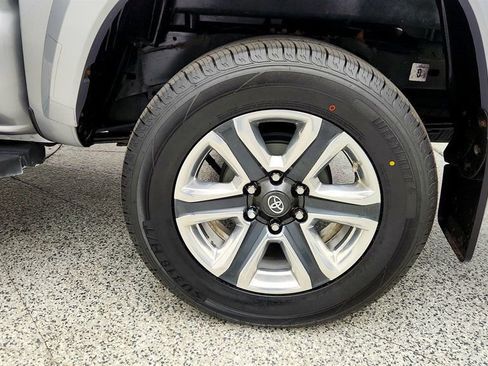 Used 2016 Toyota Tacoma Limited w/ Towing Package AWD/4WD image 9