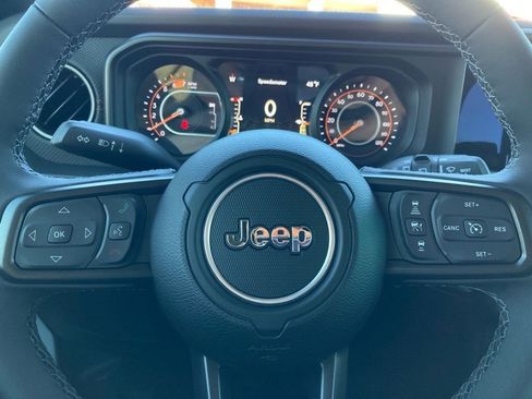 Used 2025 Jeep Wrangler Unlimited Rubicon w/ Convenience Group image 19