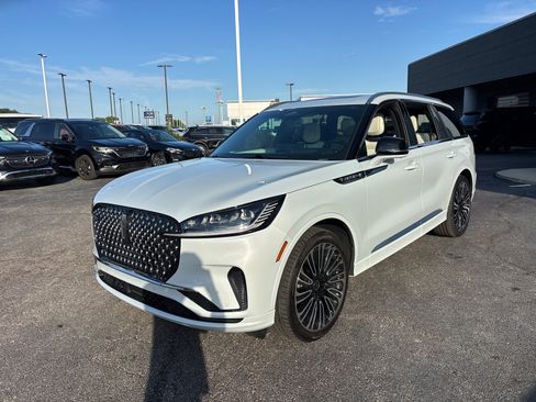 Certified 2025 Lincoln Aviator Black Label AWD/4WD image 3