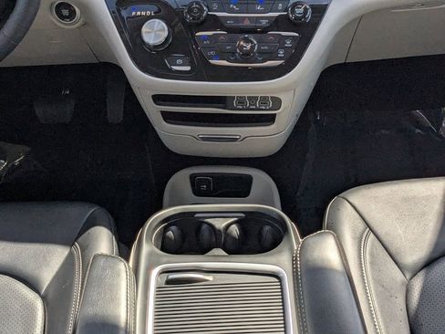 Used 2024 Chrysler Pacifica Touring-L FWD image 19