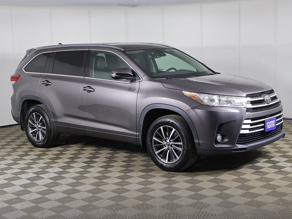 Used 2017 Toyota Highlander XLE w/ Carpet Mat Package AWD/4WD image 2