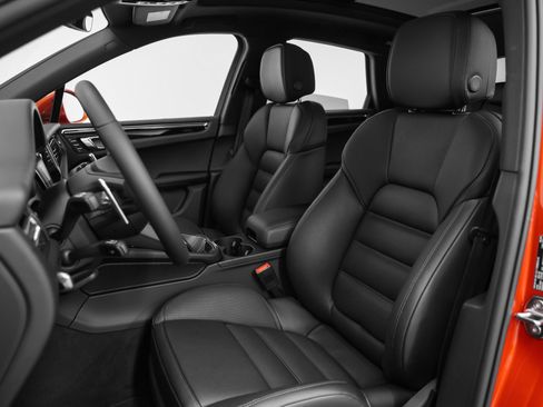 Certified 2025 Porsche Macan image 5