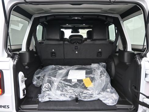 New 2026 Jeep Wrangler Unlimited Rubicon w/ Safety Group image 31