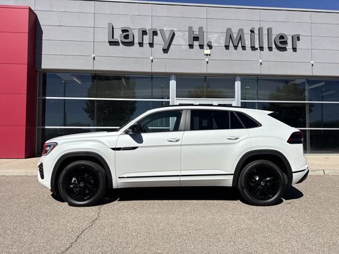 New 2026 Volkswagen Atlas Cross Sport SEL R-Line image 3