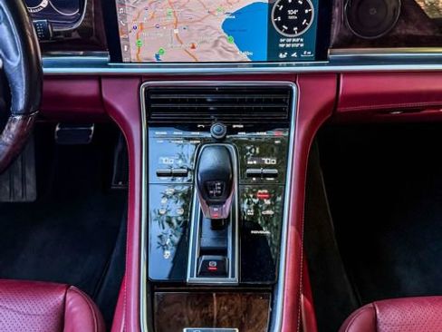 Used 2018 Porsche Panamera 4 image 32