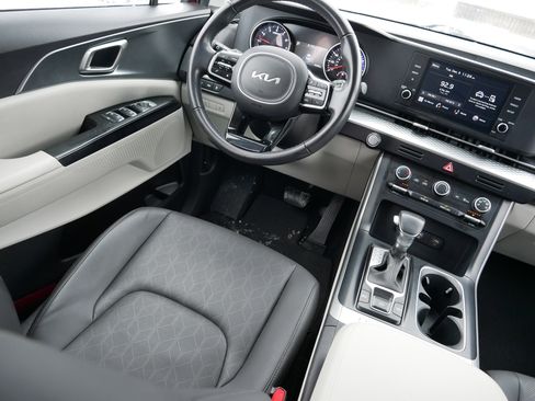 Certified 2024 Kia Carnival LX image 9