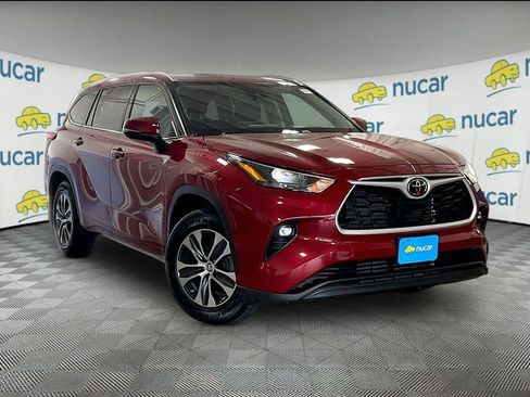 Used 2022 Toyota Highlander XLE AWD/4WD image 1