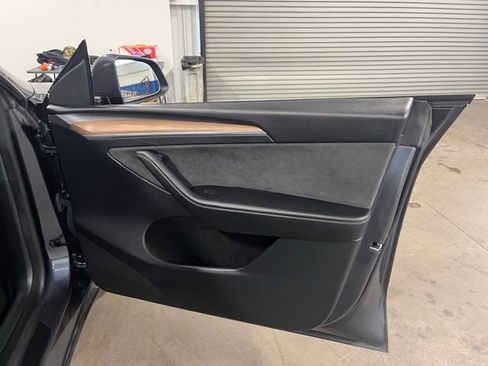 Used 2023 Tesla Model Y 2WD image 12