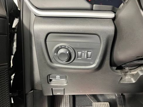 Used 2023 Jeep Grand Cherokee Altitude AWD/4WD image 18