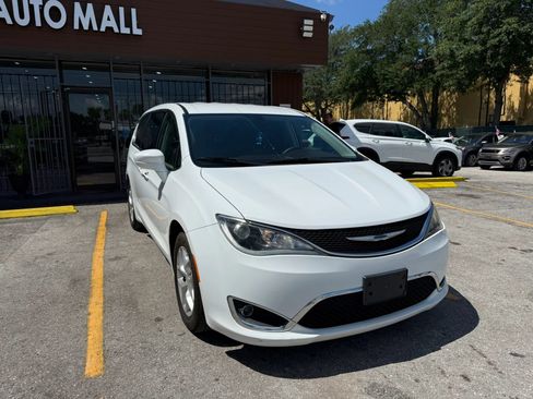 Used 2018 Chrysler Pacifica Touring Plus w/ Tire & Wheel Group FWD image 3