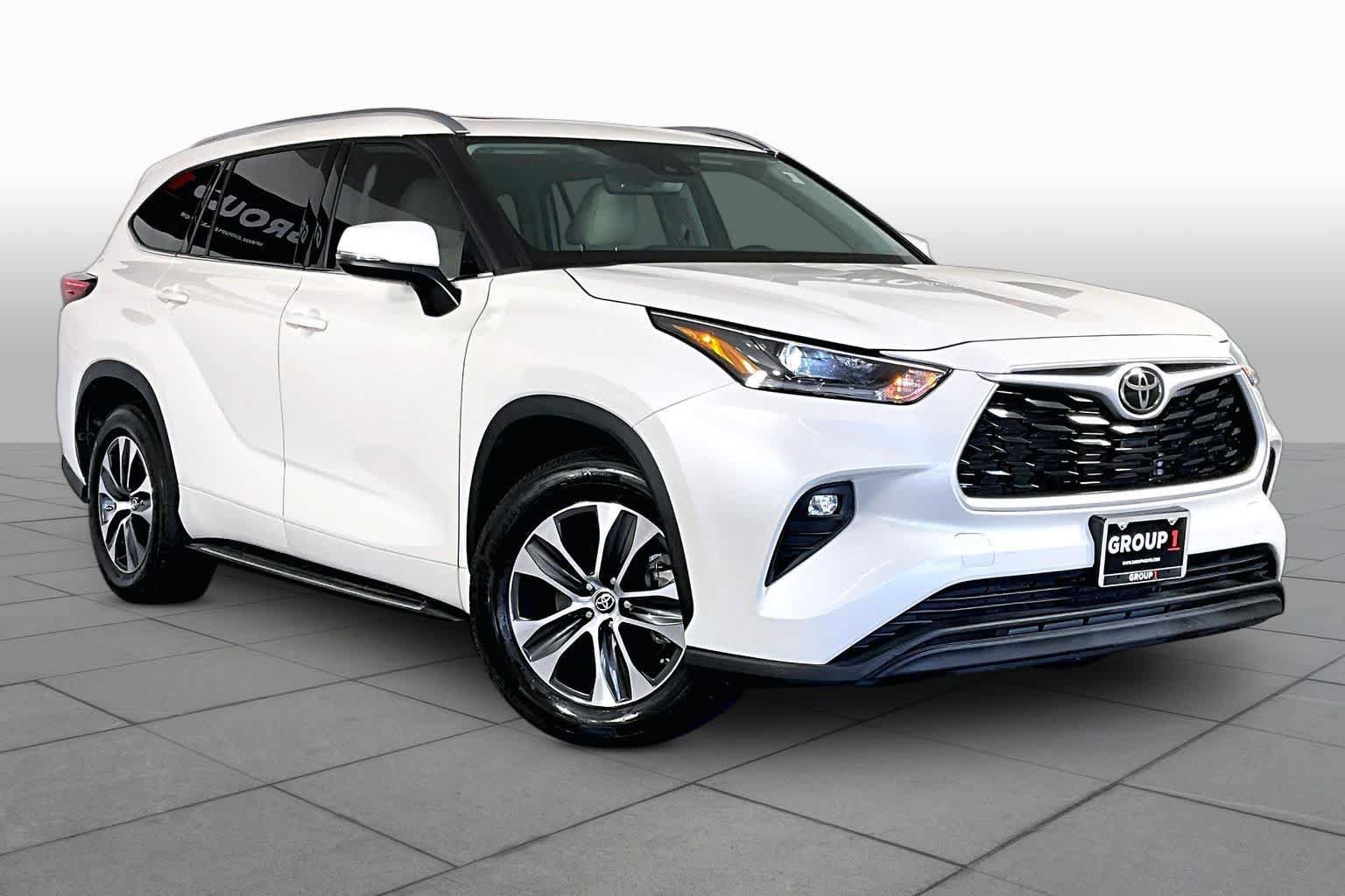 Used 2021 Toyota Highlander XLE FWD image 3