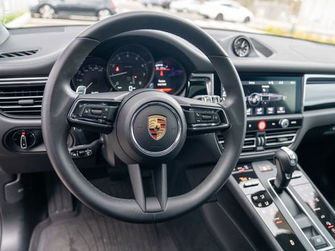 Certified 2025 Porsche Macan image 14