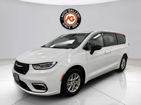 Used 2024 Chrysler Pacifica Touring-L FWD image 7