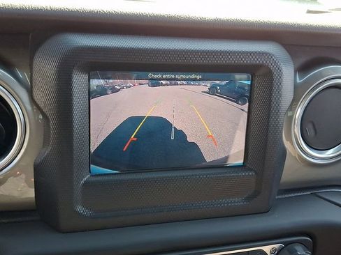 Used 2019 Jeep Wrangler Unlimited Sahara image 17