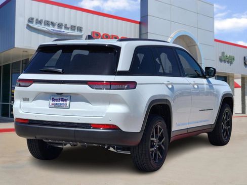 New 2025 Jeep Grand Cherokee Altitude image 5