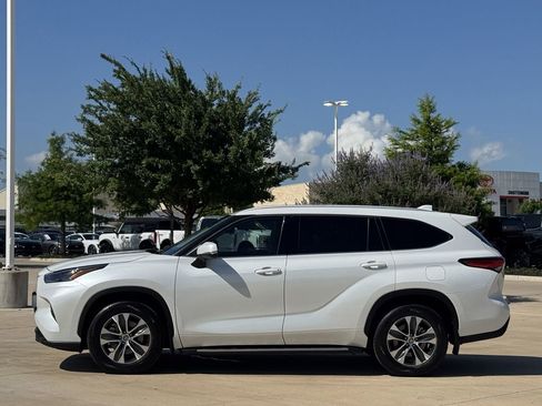 Used 2022 Toyota Highlander XLE FWD image 3