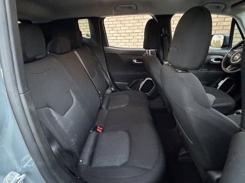 Used 2017 Jeep Renegade Latitude w/ Cold Weather Group image 9