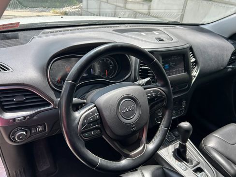 Used 2019 Jeep Cherokee Latitude Plus AWD/4WD image 3
