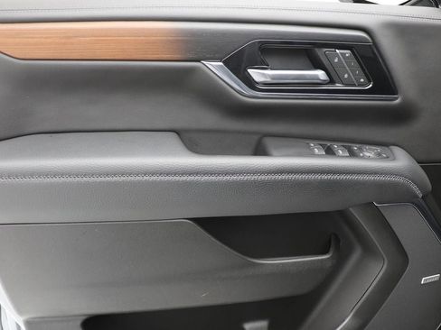 Used 2025 GMC Yukon XL Denali image 16