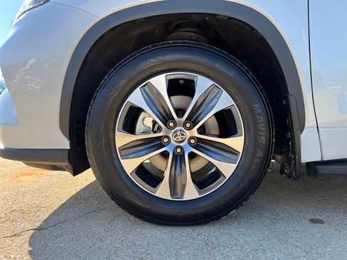 Used 2022 Toyota Highlander XLE image 26