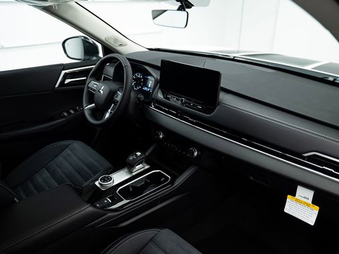 Used 2025 Mitsubishi Outlander Trail Edition image 14