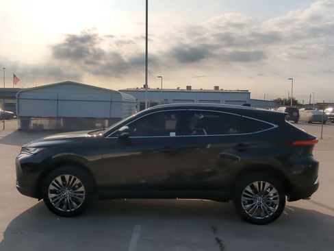 Used 2023 Toyota Venza XLE image 7