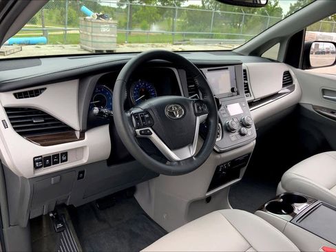 Used 2017 Toyota Sienna XLE FWD image 17