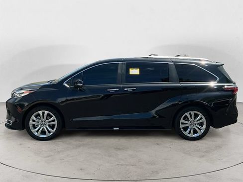 Used 2023 Toyota Sienna Platinum FWD image 2