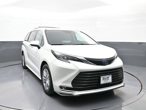 Used 2024 Toyota Sienna XLE w/ XLE Plus Package AWD/4WD image 3