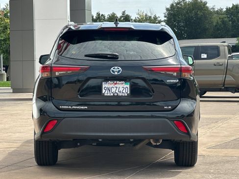 Certified 2024 Toyota Highlander XLE FWD image 6